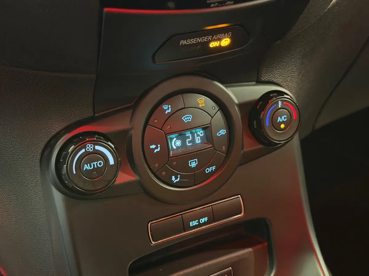 1.6 ST2 LED/NAVI/CRUISE/RECARO/MAXTON/MILTEK/CAMERA/PDC/DISTR+W-POMP-VV/STOELVERWARMING
