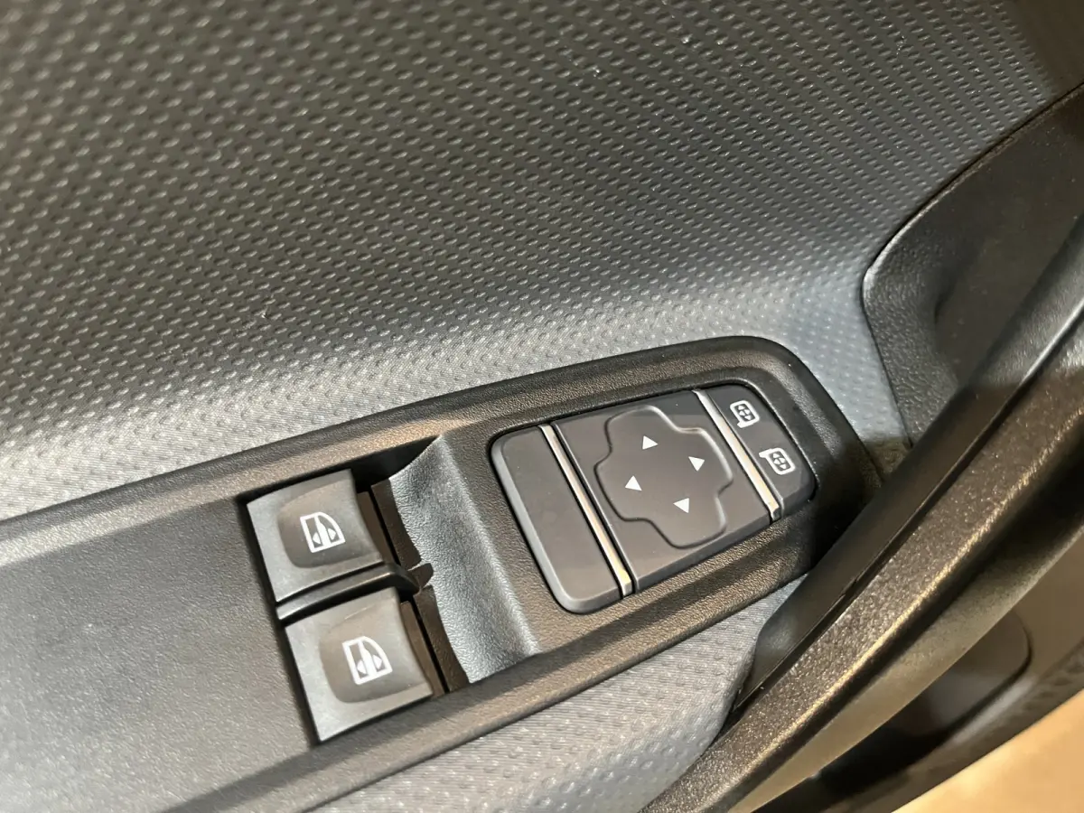 113 L2 Pro Automaat Benzine / Euro 6 / Airco / CarPlay / Cruise Control / Camera / Trekhaak / LMV / 14.000 KM !!