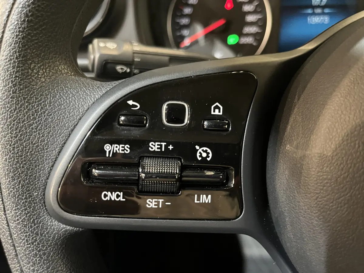 113 L2 Pro Automaat Benzine / Euro 6 / Airco / CarPlay / Cruise Control / Camera / Trekhaak / LMV / 14.000 KM !!