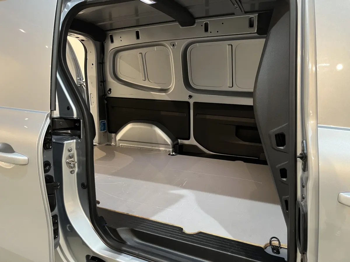 113 L2 Pro Automaat Benzine / Euro 6 / Airco / CarPlay / Cruise Control / Camera / Trekhaak / LMV / 14.000 KM !!
