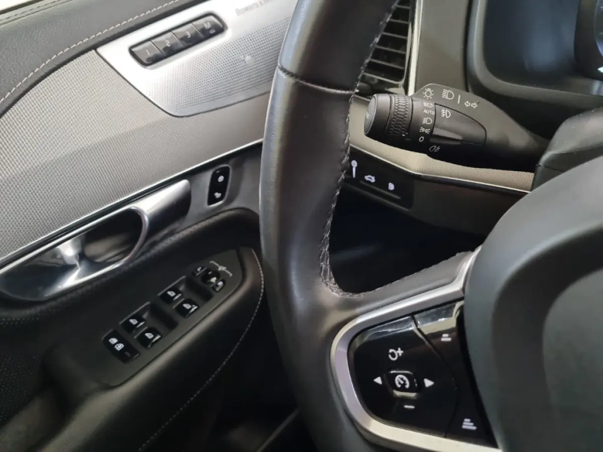 2.0 T8 Recharge AWD R-Design | VolvoSelekt | Bowers&Wilkins | Luchtvering | 22'' | Black