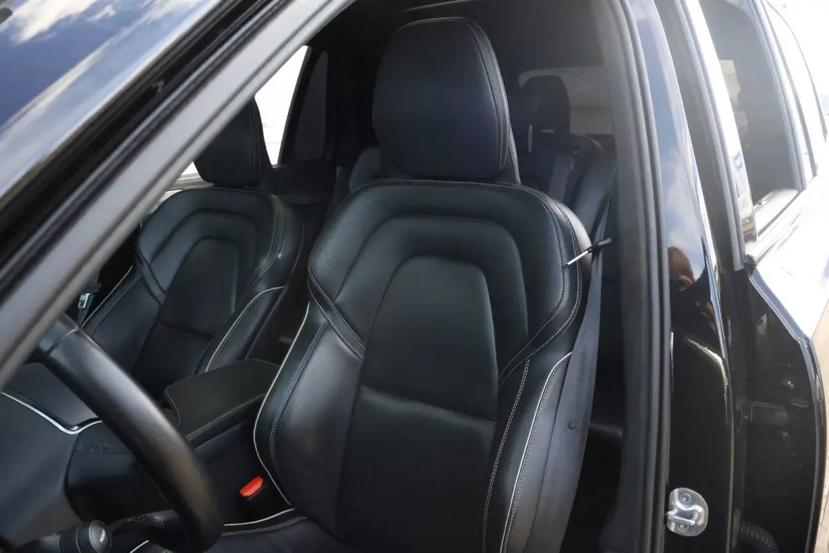 2.0 T8 Recharge AWD R-Design | VolvoSelekt | Bowers&Wilkins | Luchtvering | 22'' | Black