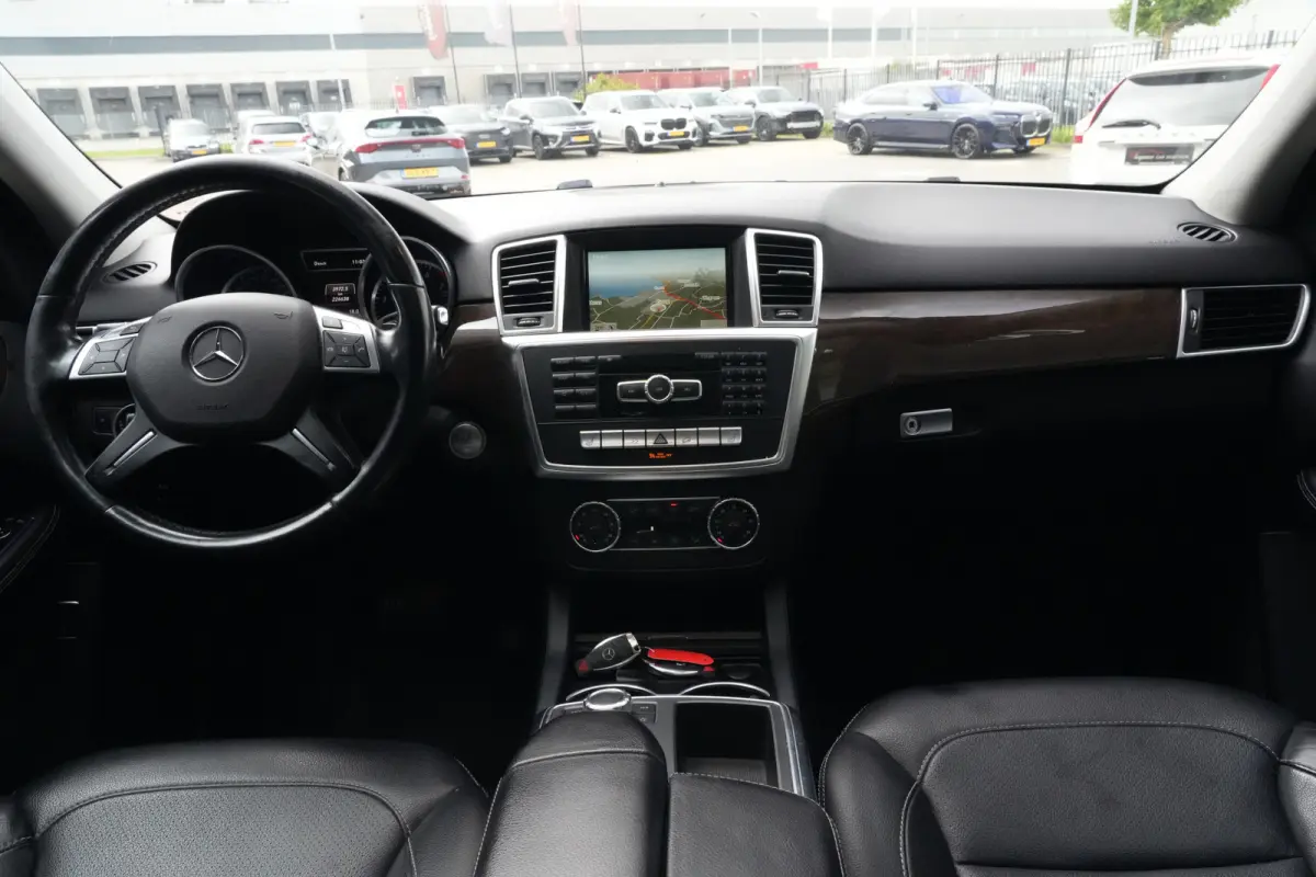 350 | 306PK | Schuifdak | Leder | Camera | Keyless Een indrukwekkend exemplaar van de Mercedes-Benz M-Klasse 350 met de krachtige 3.5 V6 benzinemotor met 306 pk, gekoppeld aan een comfortabe