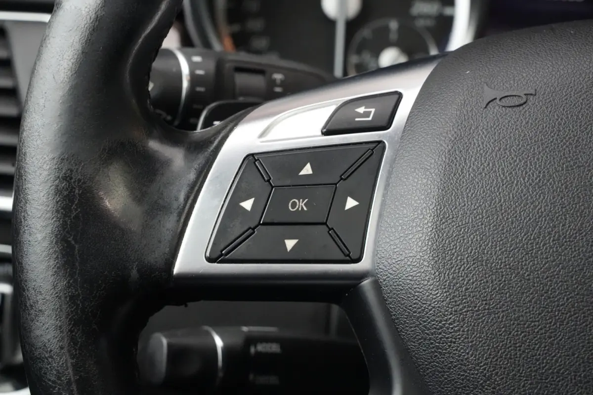 350 | 306PK | Schuifdak | Leder | Camera | Keyless Een indrukwekkend exemplaar van de Mercedes-Benz M-Klasse 350 met de krachtige 3.5 V6 benzinemotor met 306 pk, gekoppeld aan een comfortabe