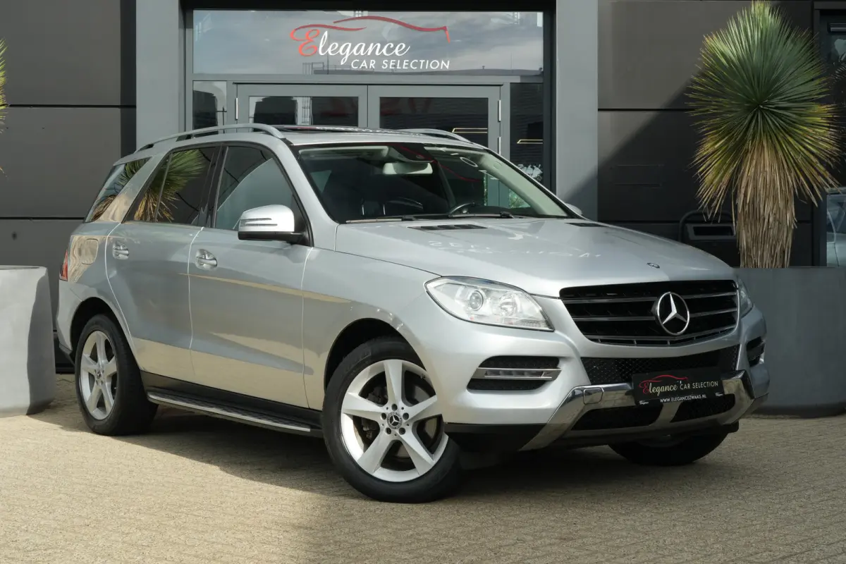 350 | 306PK | Schuifdak | Leder | Camera | Keyless Een indrukwekkend exemplaar van de Mercedes-Benz M-Klasse 350 met de krachtige 3.5 V6 benzinemotor met 306 pk, gekoppeld aan een comfortabe