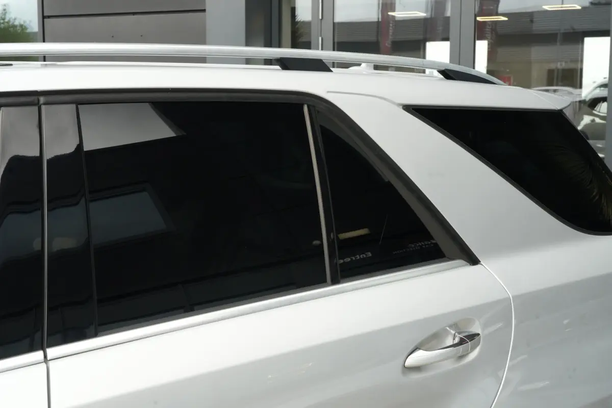 350 | 306PK | Schuifdak | Leder | Camera | Keyless Een indrukwekkend exemplaar van de Mercedes-Benz M-Klasse 350 met de krachtige 3.5 V6 benzinemotor met 306 pk, gekoppeld aan een comfortabe