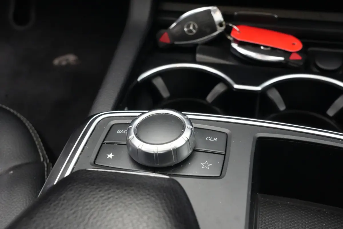 350 | 306PK | Schuifdak | Leder | Camera | Keyless Een indrukwekkend exemplaar van de Mercedes-Benz M-Klasse 350 met de krachtige 3.5 V6 benzinemotor met 306 pk, gekoppeld aan een comfortabe