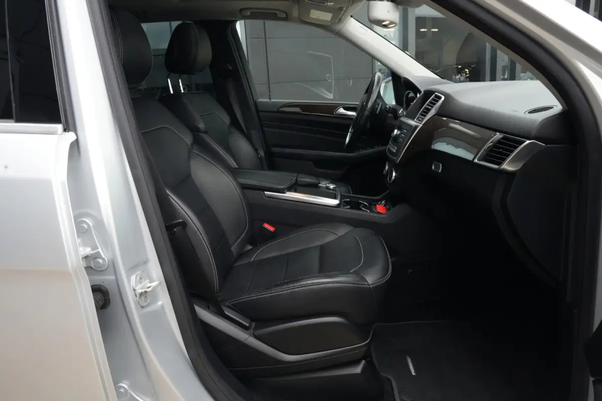 350 | 306PK | Schuifdak | Leder | Camera | Keyless Een indrukwekkend exemplaar van de Mercedes-Benz M-Klasse 350 met de krachtige 3.5 V6 benzinemotor met 306 pk, gekoppeld aan een comfortabe