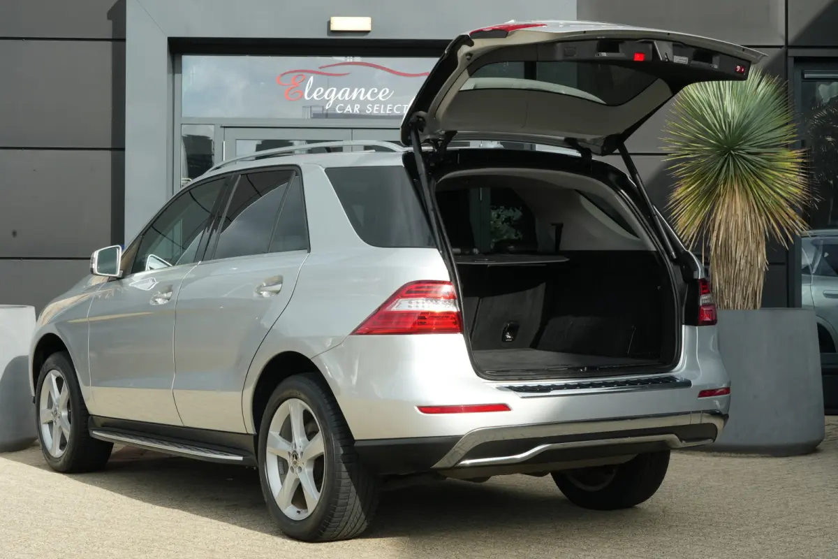 350 | 306PK | Schuifdak | Leder | Camera | Keyless Een indrukwekkend exemplaar van de Mercedes-Benz M-Klasse 350 met de krachtige 3.5 V6 benzinemotor met 306 pk, gekoppeld aan een comfortabe