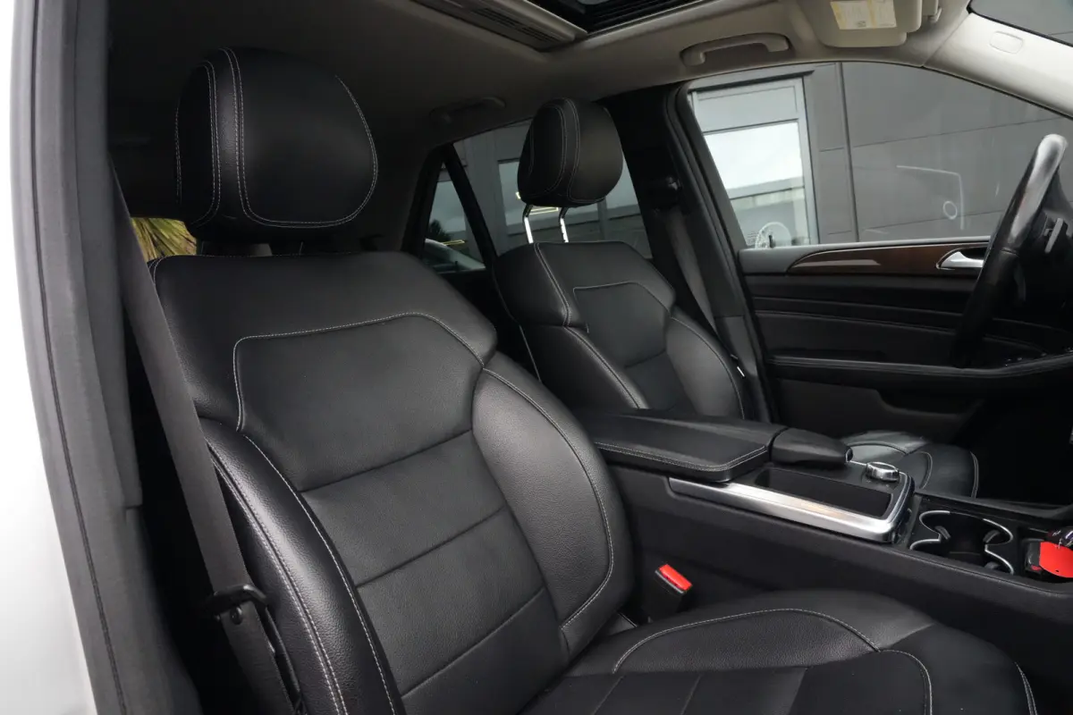 350 | 306PK | Schuifdak | Leder | Camera | Keyless Een indrukwekkend exemplaar van de Mercedes-Benz M-Klasse 350 met de krachtige 3.5 V6 benzinemotor met 306 pk, gekoppeld aan een comfortabe