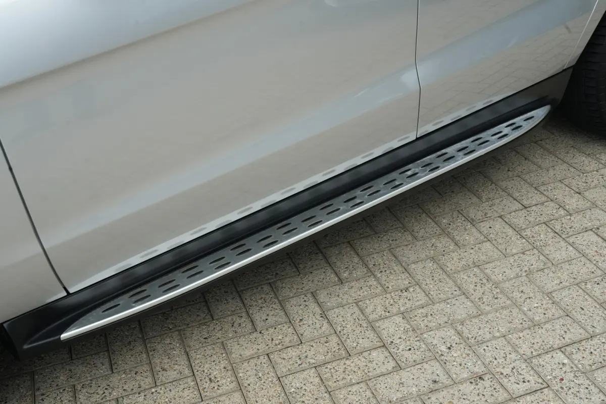 350 | 306PK | Schuifdak | Leder | Camera | Keyless Een indrukwekkend exemplaar van de Mercedes-Benz M-Klasse 350 met de krachtige 3.5 V6 benzinemotor met 306 pk, gekoppeld aan een comfortabe