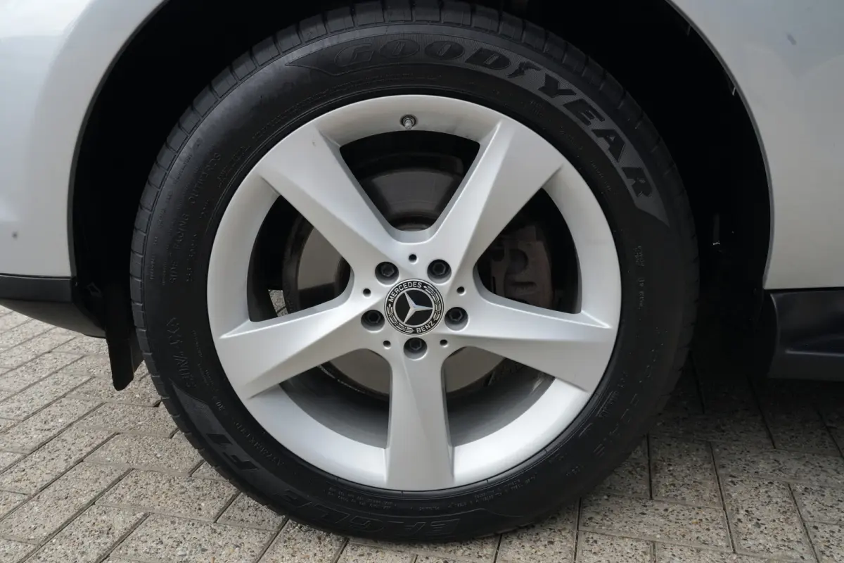 350 | 306PK | Schuifdak | Leder | Camera | Keyless Een indrukwekkend exemplaar van de Mercedes-Benz M-Klasse 350 met de krachtige 3.5 V6 benzinemotor met 306 pk, gekoppeld aan een comfortabe