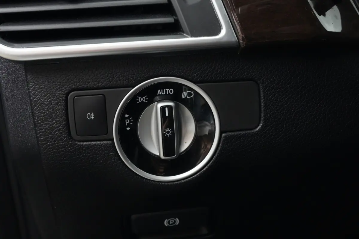 350 | 306PK | Schuifdak | Leder | Camera | Keyless Een indrukwekkend exemplaar van de Mercedes-Benz M-Klasse 350 met de krachtige 3.5 V6 benzinemotor met 306 pk, gekoppeld aan een comfortabe