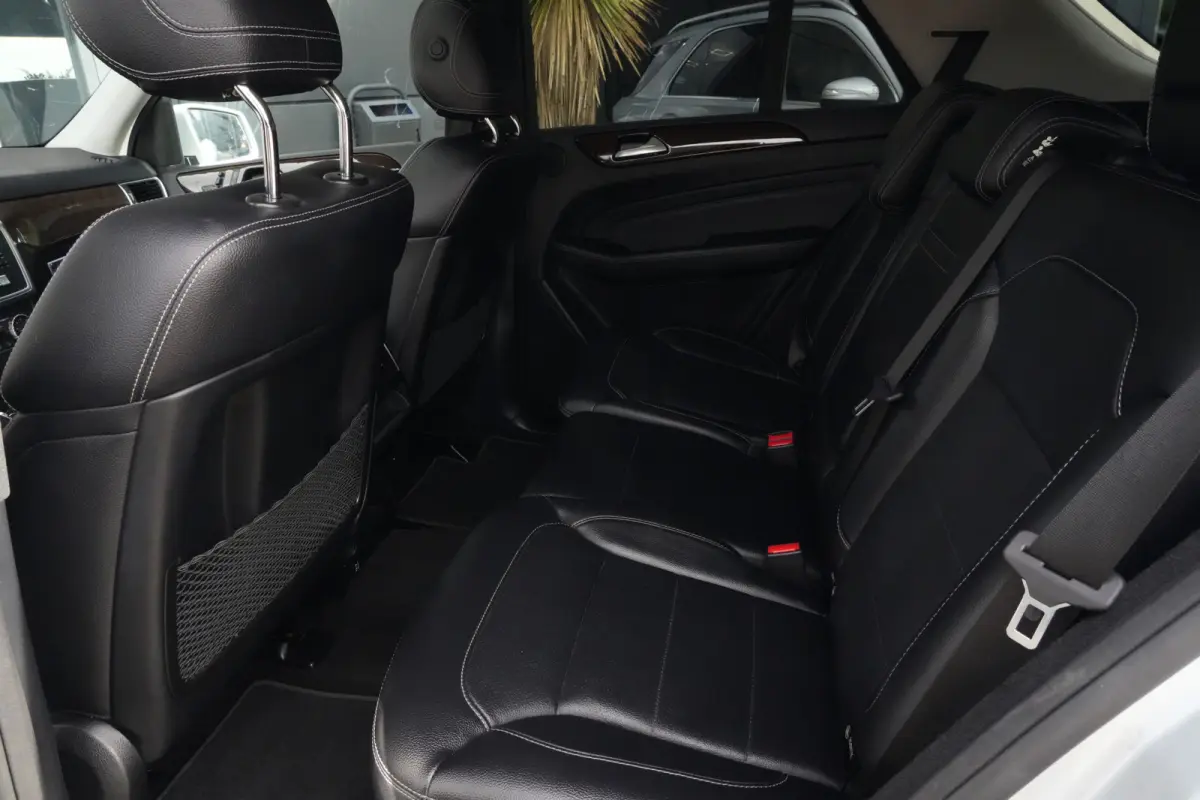 350 | 306PK | Schuifdak | Leder | Camera | Keyless Een indrukwekkend exemplaar van de Mercedes-Benz M-Klasse 350 met de krachtige 3.5 V6 benzinemotor met 306 pk, gekoppeld aan een comfortabe