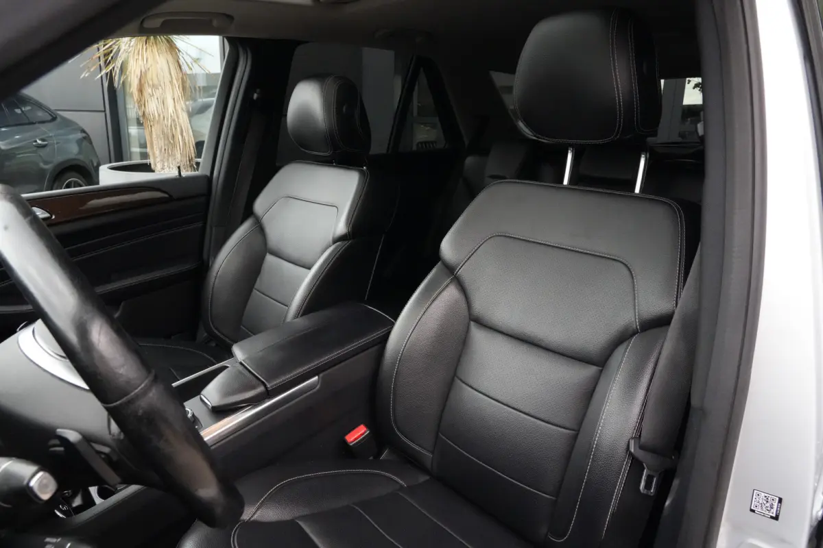 350 | 306PK | Schuifdak | Leder | Camera | Keyless Een indrukwekkend exemplaar van de Mercedes-Benz M-Klasse 350 met de krachtige 3.5 V6 benzinemotor met 306 pk, gekoppeld aan een comfortabe