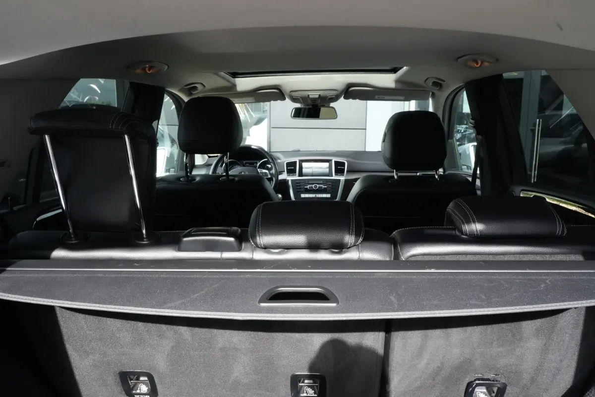 350 | 306PK | Schuifdak | Leder | Camera | Keyless Een indrukwekkend exemplaar van de Mercedes-Benz M-Klasse 350 met de krachtige 3.5 V6 benzinemotor met 306 pk, gekoppeld aan een comfortabe