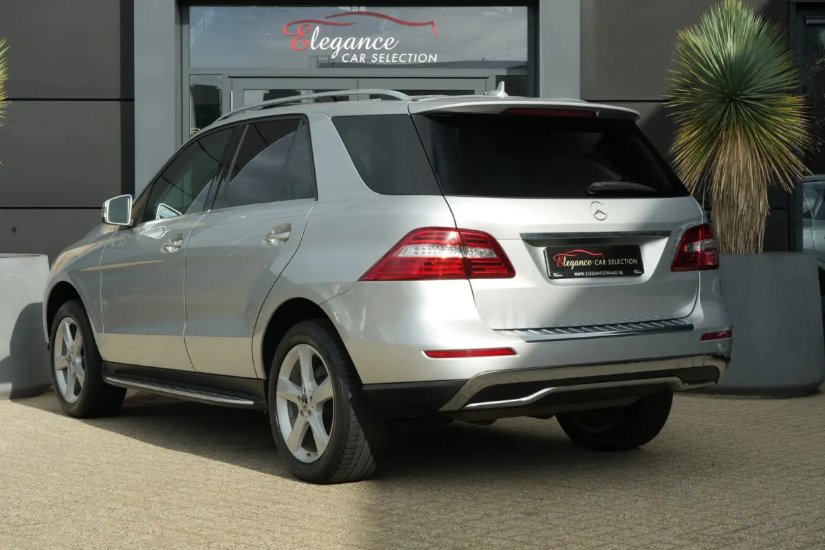 350 | 306PK | Schuifdak | Leder | Camera | Keyless Een indrukwekkend exemplaar van de Mercedes-Benz M-Klasse 350 met de krachtige 3.5 V6 benzinemotor met 306 pk, gekoppeld aan een comfortabe