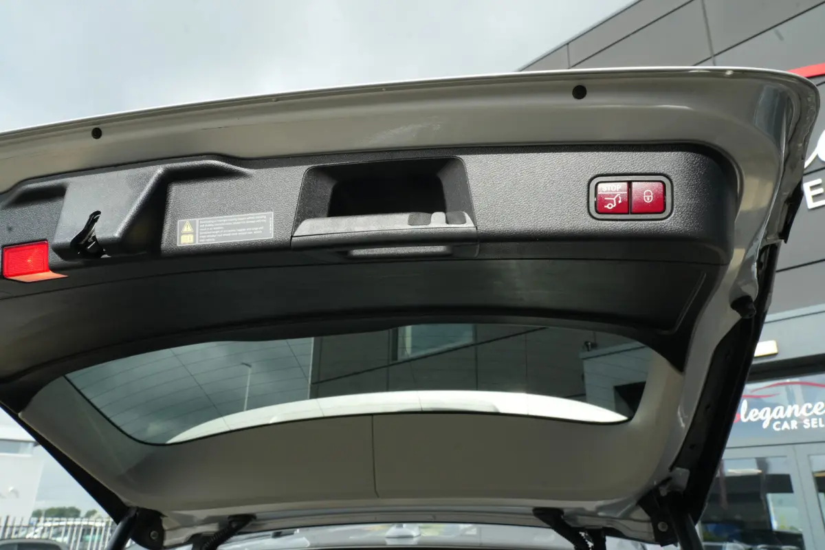 350 | 306PK | Schuifdak | Leder | Camera | Keyless Een indrukwekkend exemplaar van de Mercedes-Benz M-Klasse 350 met de krachtige 3.5 V6 benzinemotor met 306 pk, gekoppeld aan een comfortabe