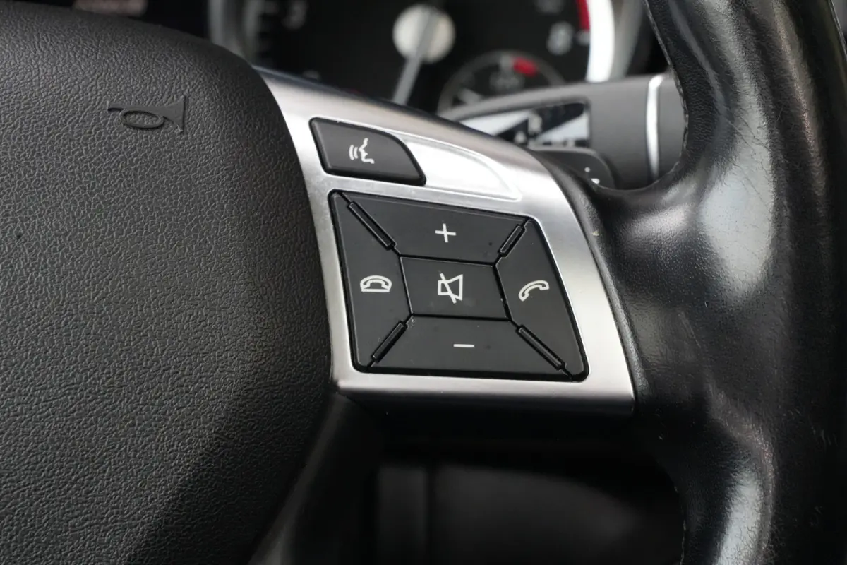 350 | 306PK | Schuifdak | Leder | Camera | Keyless Een indrukwekkend exemplaar van de Mercedes-Benz M-Klasse 350 met de krachtige 3.5 V6 benzinemotor met 306 pk, gekoppeld aan een comfortabe