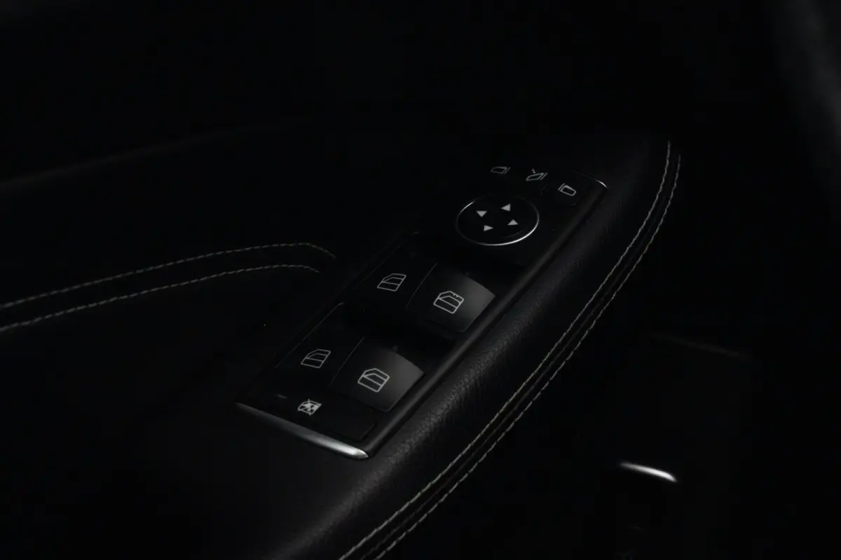 350 | 306PK | Schuifdak | Leder | Camera | Keyless Een indrukwekkend exemplaar van de Mercedes-Benz M-Klasse 350 met de krachtige 3.5 V6 benzinemotor met 306 pk, gekoppeld aan een comfortabe