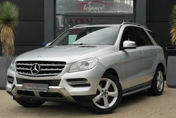 350 | 306PK | Schuifdak | Leder | Camera | Keyless Een indrukwekkend exemplaar van de Mercedes-Benz M-Klasse 350 met de krachtige 3.5 V6 benzinemotor met 306 pk, gekoppeld aan een comfortabe
