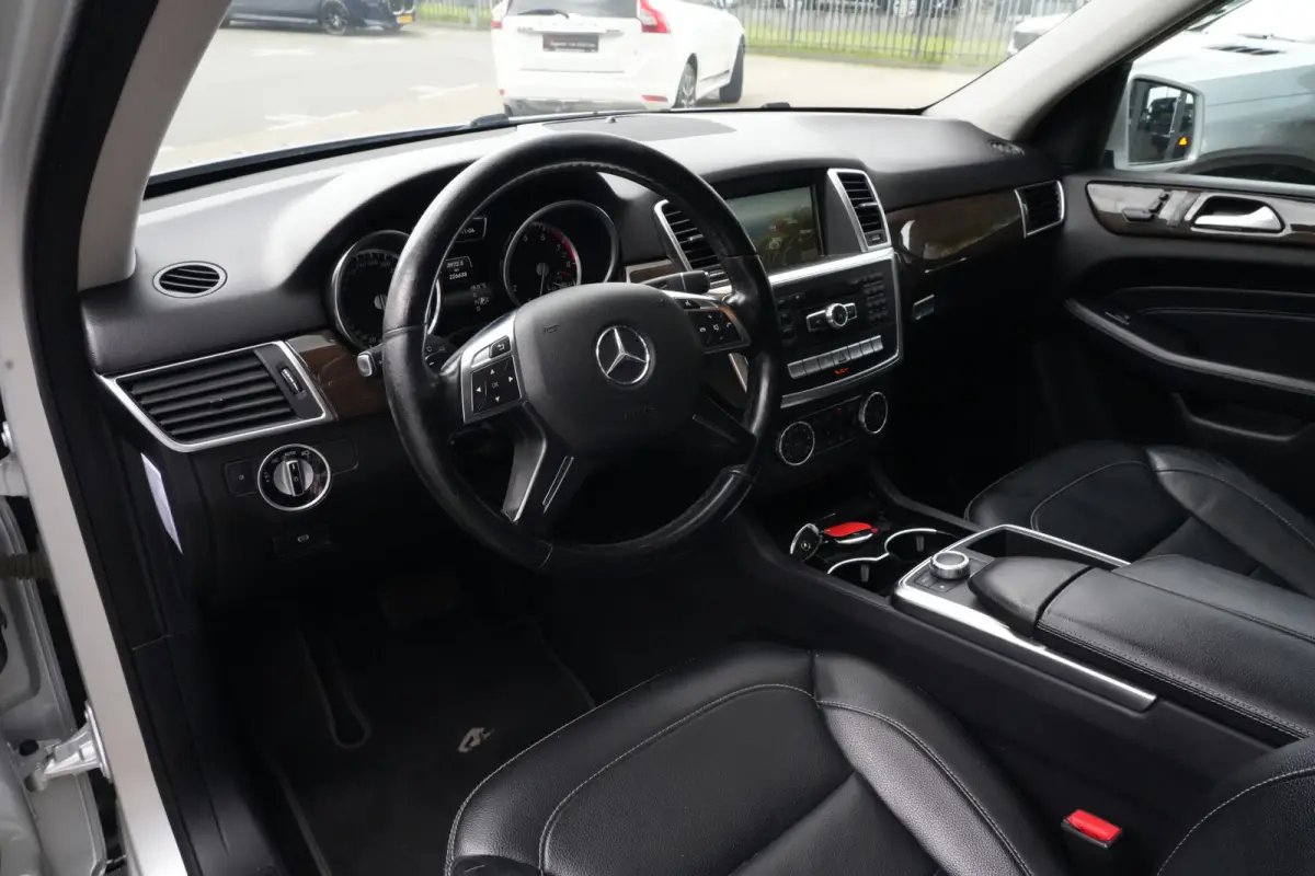 350 | 306PK | Schuifdak | Leder | Camera | Keyless Een indrukwekkend exemplaar van de Mercedes-Benz M-Klasse 350 met de krachtige 3.5 V6 benzinemotor met 306 pk, gekoppeld aan een comfortabe
