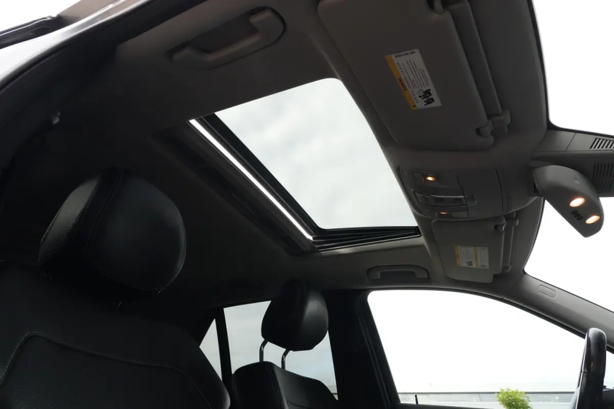 350 | 306PK | Schuifdak | Leder | Camera | Keyless Een indrukwekkend exemplaar van de Mercedes-Benz M-Klasse 350 met de krachtige 3.5 V6 benzinemotor met 306 pk, gekoppeld aan een comfortabe
