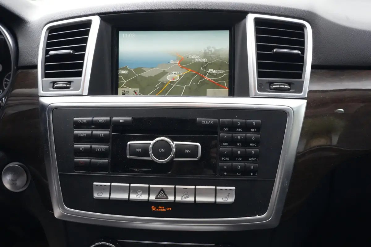 350 | 306PK | Schuifdak | Leder | Camera | Keyless Een indrukwekkend exemplaar van de Mercedes-Benz M-Klasse 350 met de krachtige 3.5 V6 benzinemotor met 306 pk, gekoppeld aan een comfortabe
