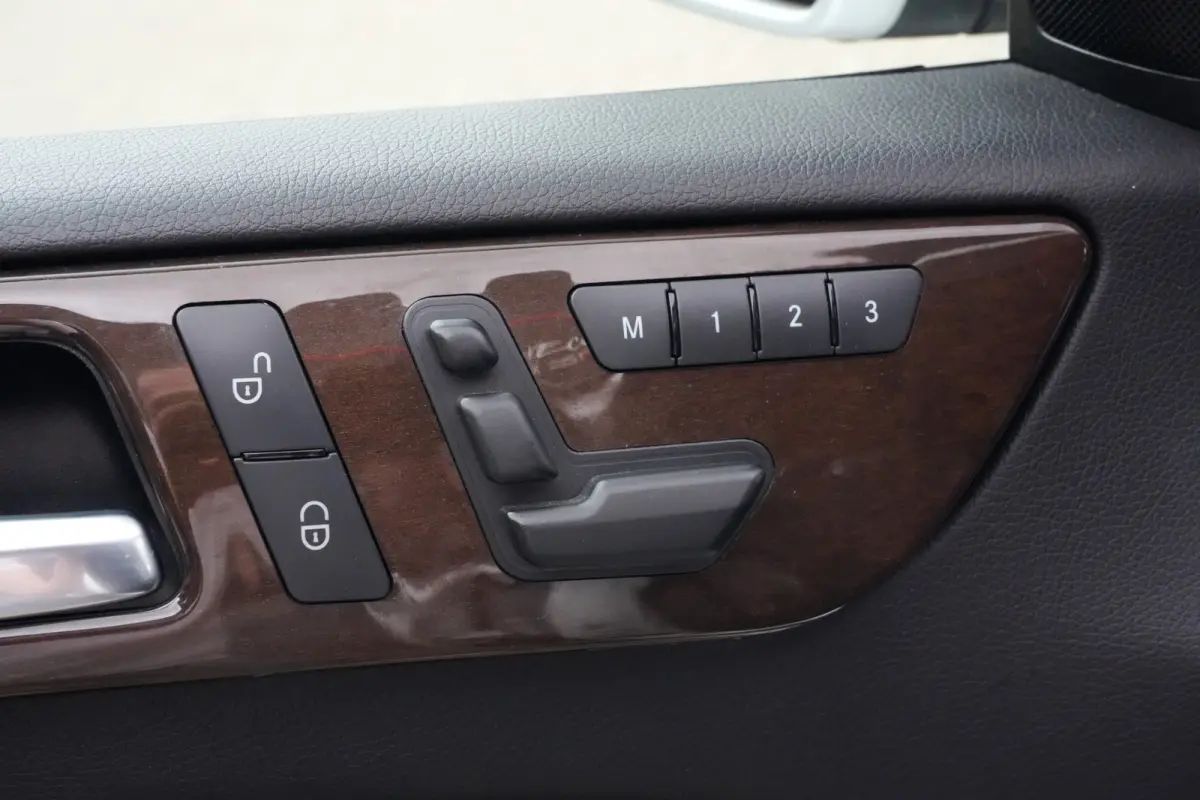 350 | 306PK | Schuifdak | Leder | Camera | Keyless Een indrukwekkend exemplaar van de Mercedes-Benz M-Klasse 350 met de krachtige 3.5 V6 benzinemotor met 306 pk, gekoppeld aan een comfortabe