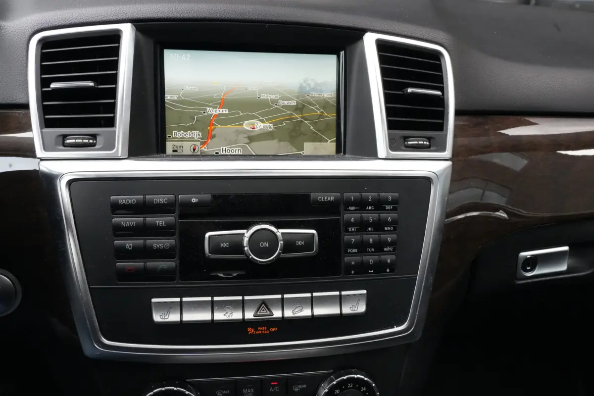 350 | 306PK | Schuifdak | Leder | Camera | Keyless Een indrukwekkend exemplaar van de Mercedes-Benz M-Klasse 350 met de krachtige 3.5 V6 benzinemotor met 306 pk, gekoppeld aan een comfortabe