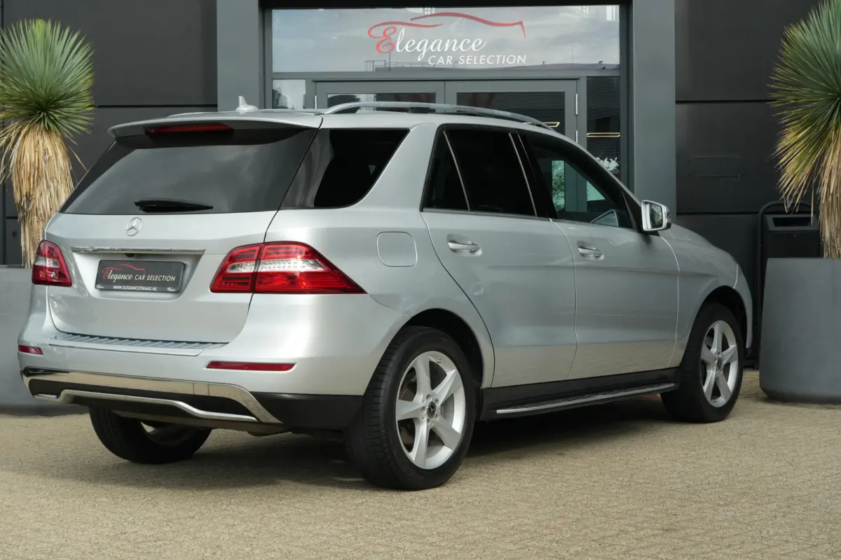 350 | 306PK | Schuifdak | Leder | Camera | Keyless Een indrukwekkend exemplaar van de Mercedes-Benz M-Klasse 350 met de krachtige 3.5 V6 benzinemotor met 306 pk, gekoppeld aan een comfortabe