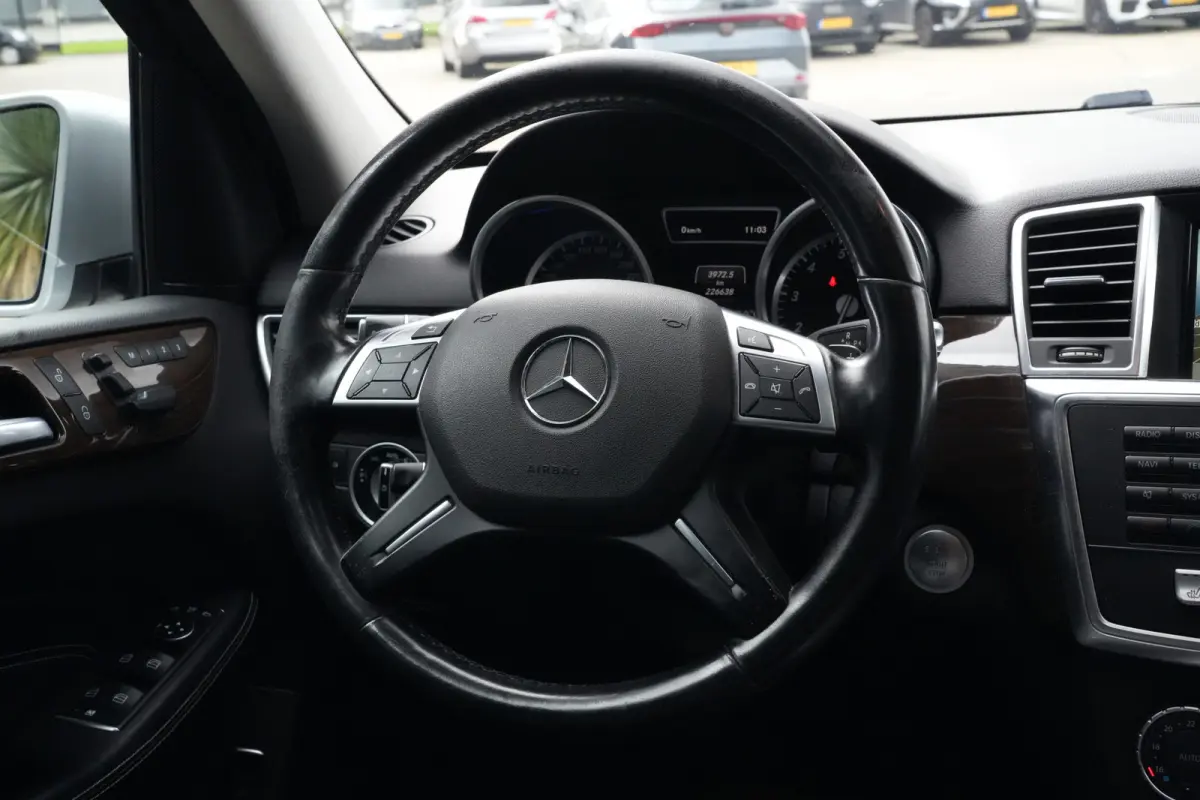 350 | 306PK | Schuifdak | Leder | Camera | Keyless Een indrukwekkend exemplaar van de Mercedes-Benz M-Klasse 350 met de krachtige 3.5 V6 benzinemotor met 306 pk, gekoppeld aan een comfortabe