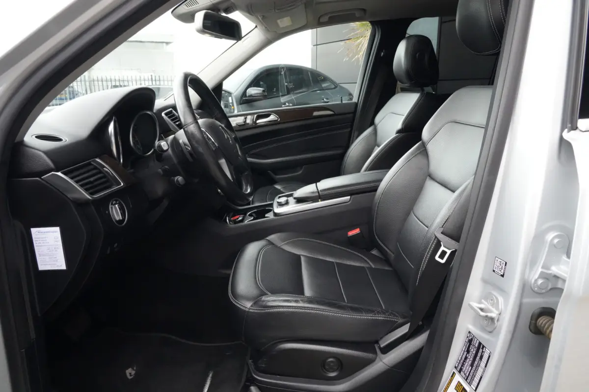 350 | 306PK | Schuifdak | Leder | Camera | Keyless Een indrukwekkend exemplaar van de Mercedes-Benz M-Klasse 350 met de krachtige 3.5 V6 benzinemotor met 306 pk, gekoppeld aan een comfortabe