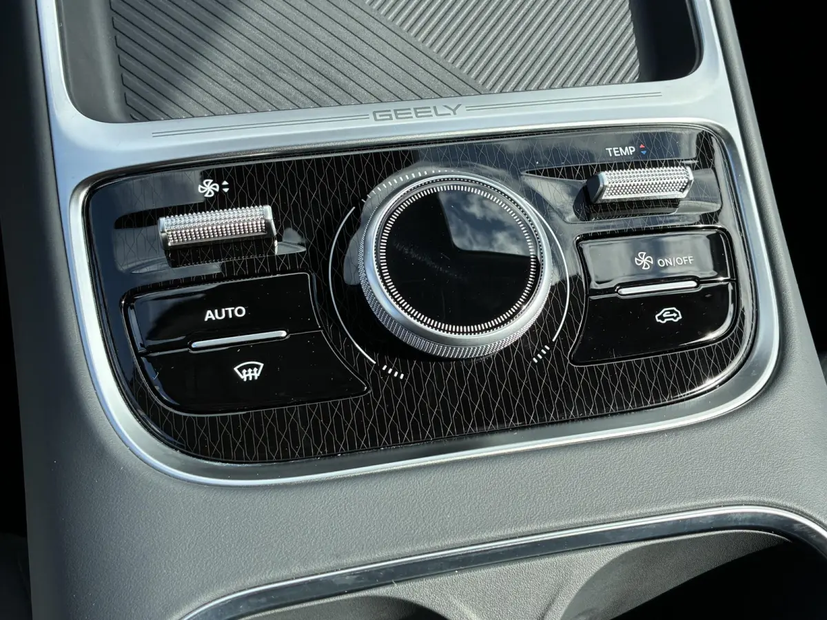 1.5 Max+ / 29,8 kWh / 136KM WLTP / max 1055KM Actieradius / PHEV / Plug-in / Fabrieksgarantie t/m 07-2034 / Stoelverwarming voor en achter / Stoelmassage / Schuif-kantel dak / Stoelventilati