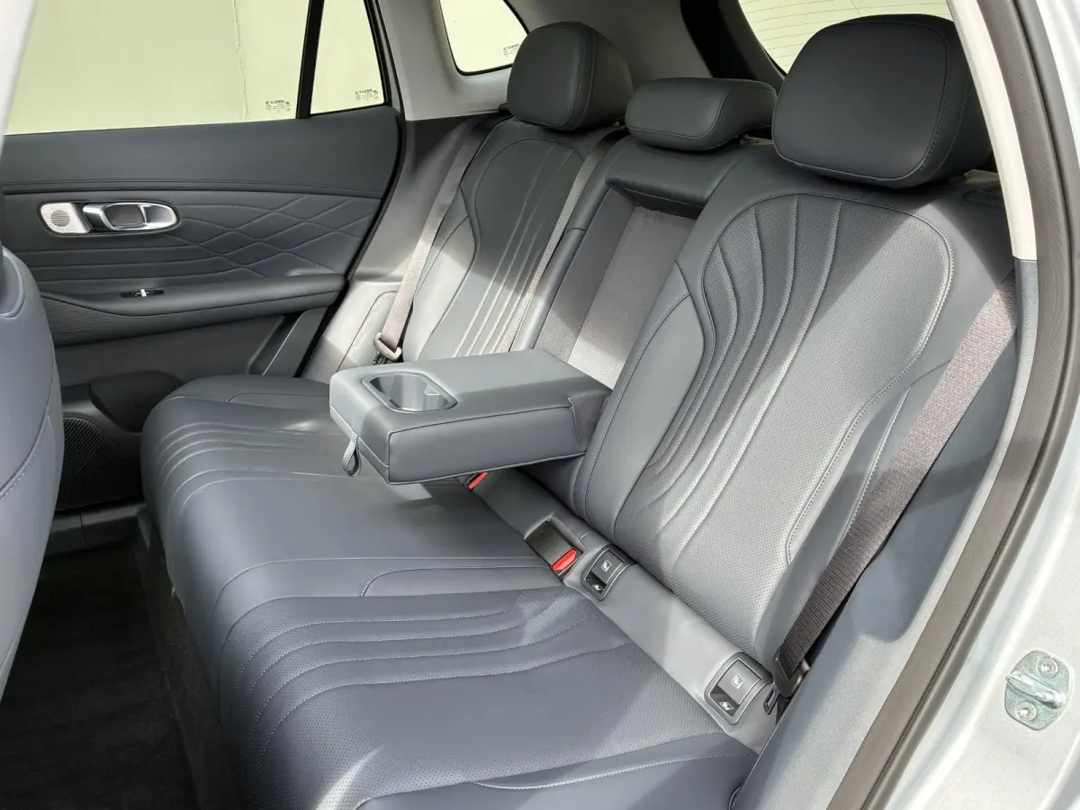1.5 Max+ / 29,8 kWh / 136KM WLTP / max 1055KM Actieradius / PHEV / Plug-in / Fabrieksgarantie t/m 07-2034 / Stoelverwarming voor en achter / Stoelmassage / Schuif-kantel dak / Stoelventilati