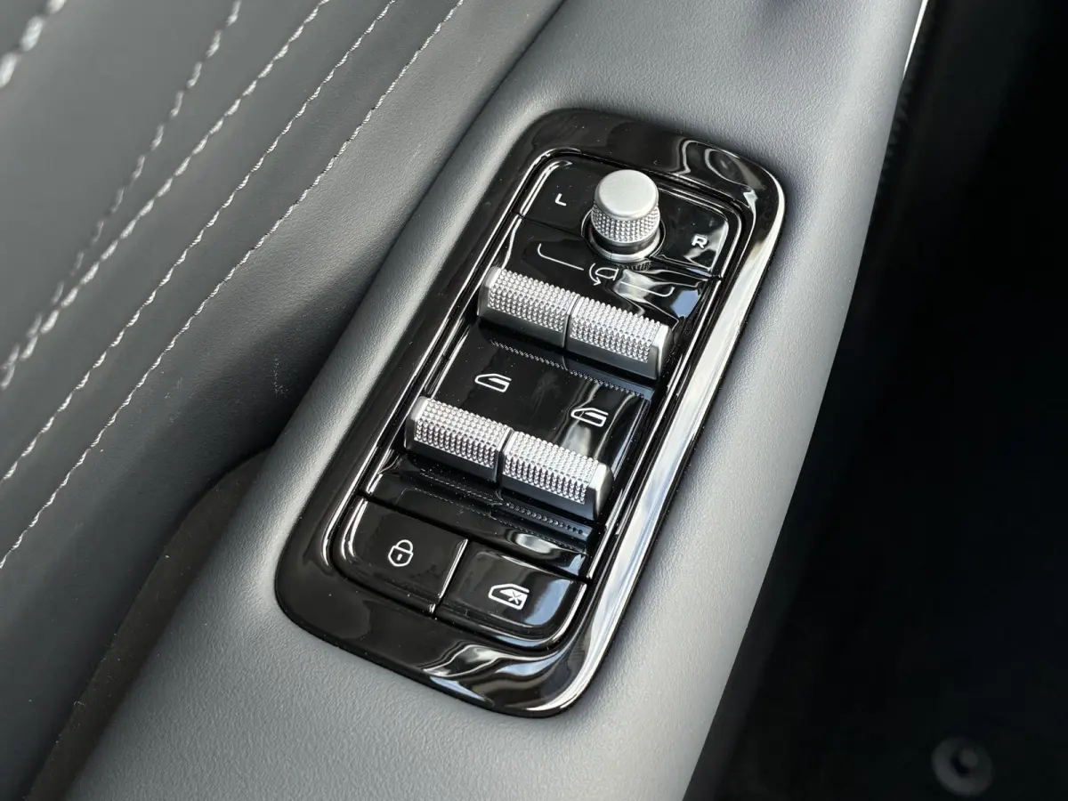 1.5 Max+ / 29,8 kWh / 136KM WLTP / max 1055KM Actieradius / PHEV / Plug-in / Fabrieksgarantie t/m 07-2034 / Stoelverwarming voor en achter / Stoelmassage / Schuif-kantel dak / Stoelventilati