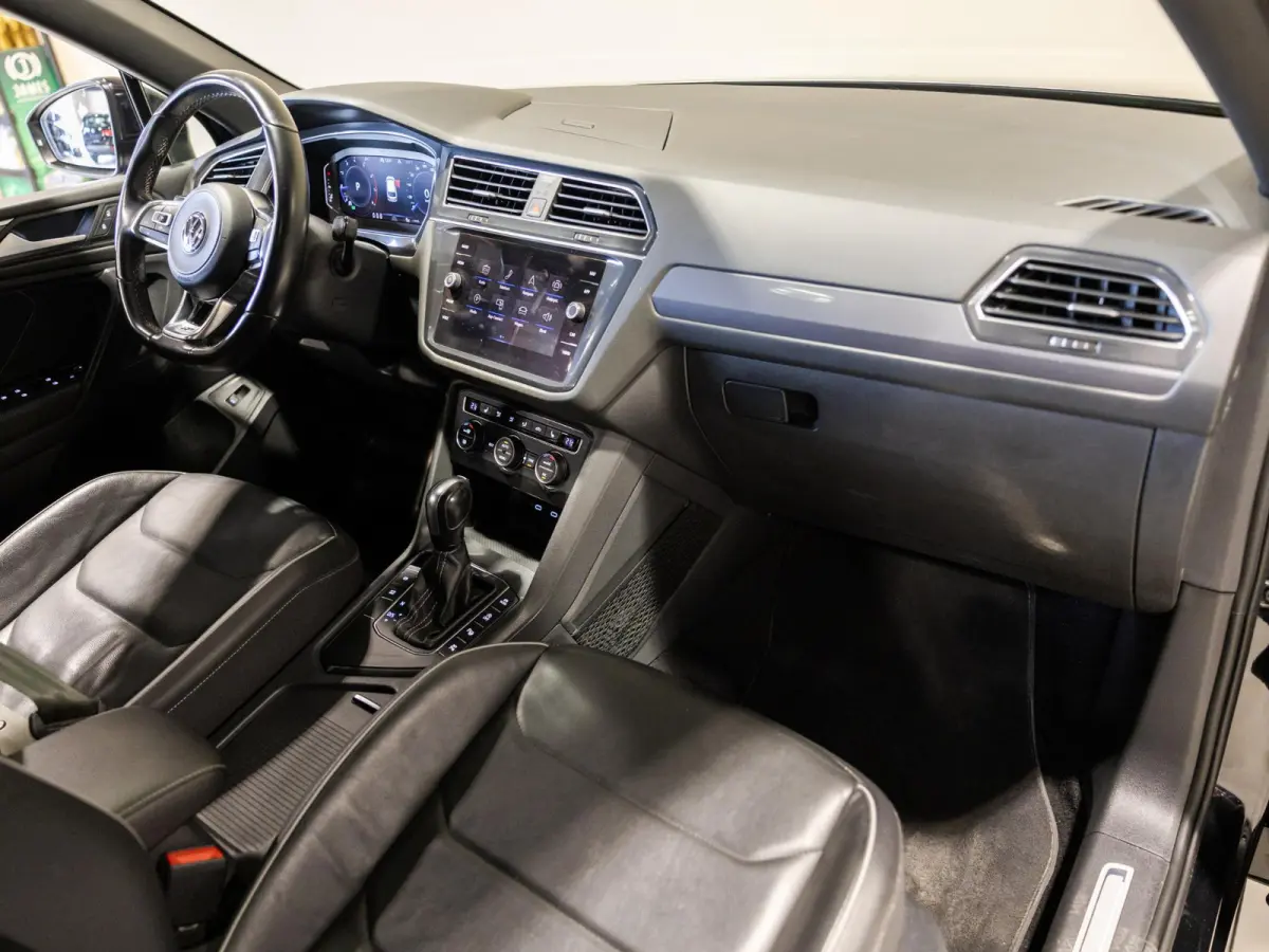 1.5 TSI 2x R-Line Blackstyle / 150pk / Panorama dak / Rondomzicht camera / Stoelverwarming / Leder /