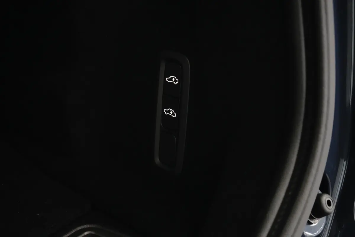 Plus Black Edition Recharge Plug-In Hybrid AWD | Luchtvering | 360 | HUD | H&K | Panodak |