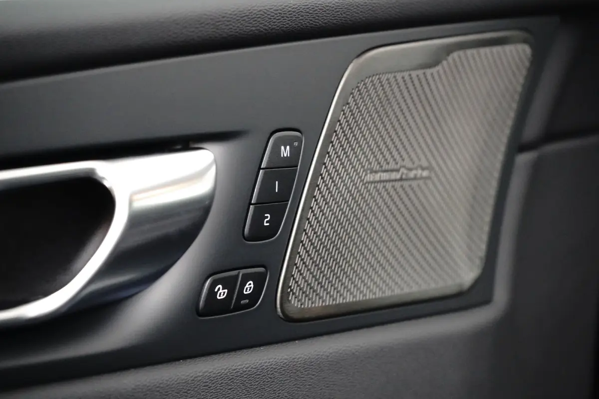Plus Black Edition Recharge Plug-In Hybrid AWD | Luchtvering | 360 | HUD | H&K | Panodak |