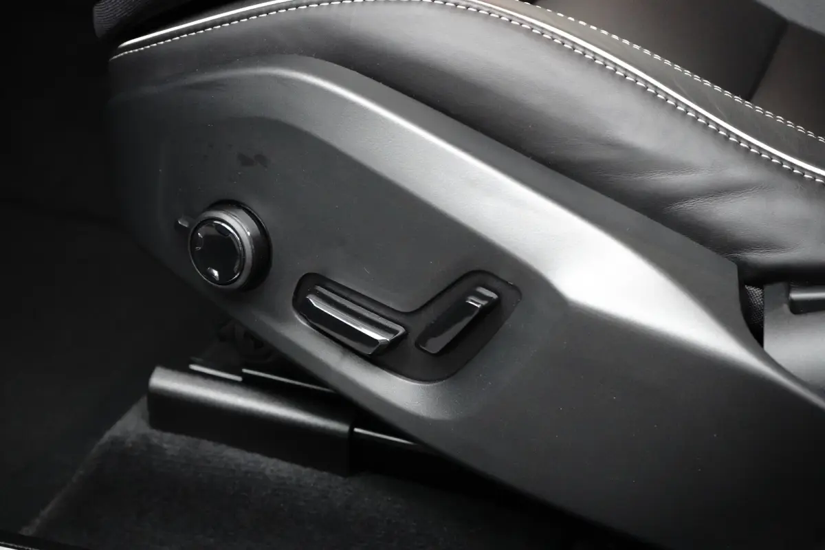 Plus Black Edition Recharge Plug-In Hybrid AWD | Luchtvering | 360 | HUD | H&K | Panodak |