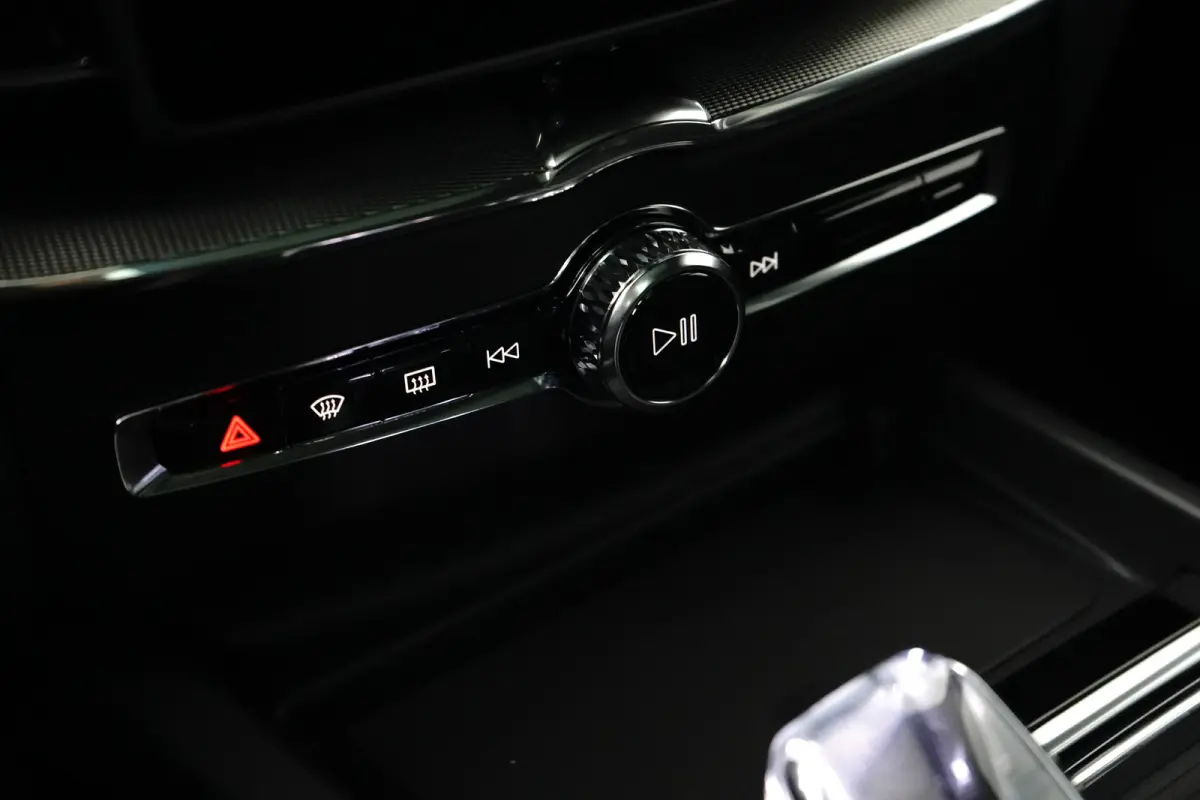 Plus Black Edition Recharge Plug-In Hybrid AWD | Luchtvering | 360 | HUD | H&K | Panodak |