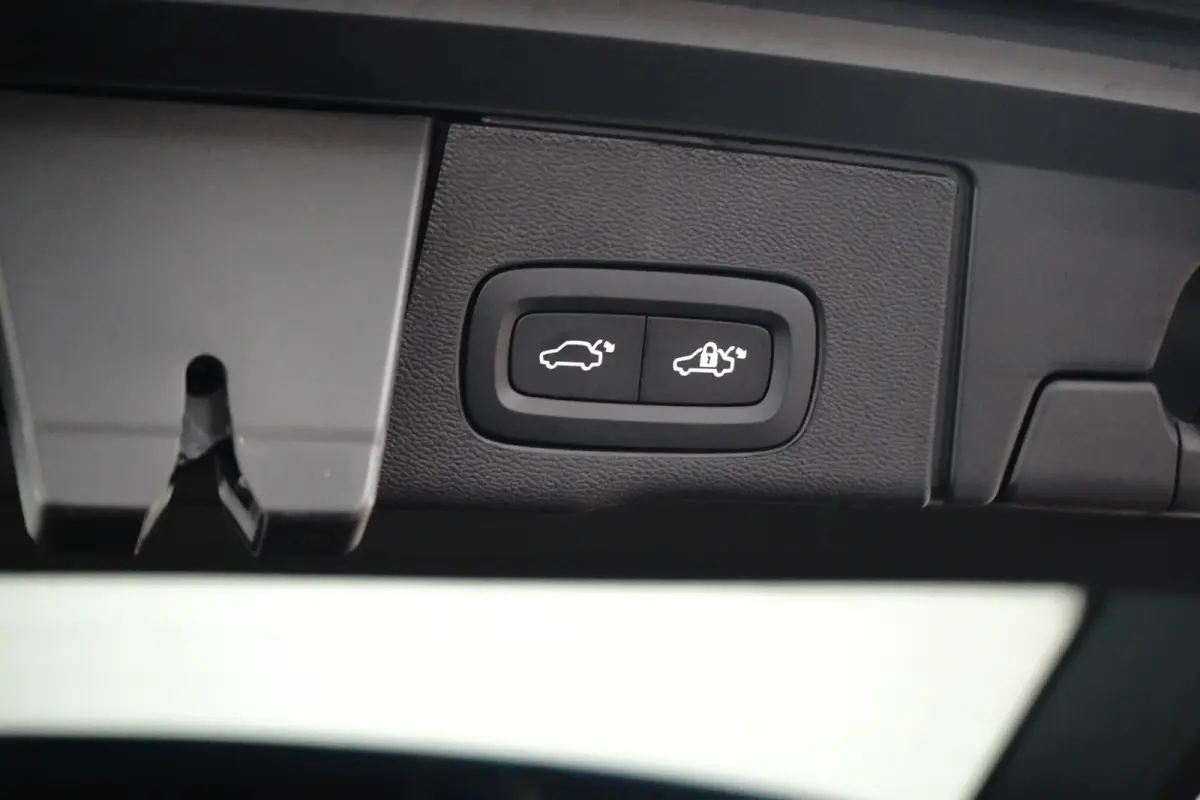 Plus Black Edition Recharge Plug-In Hybrid AWD | Luchtvering | 360 | HUD | H&K | Panodak |