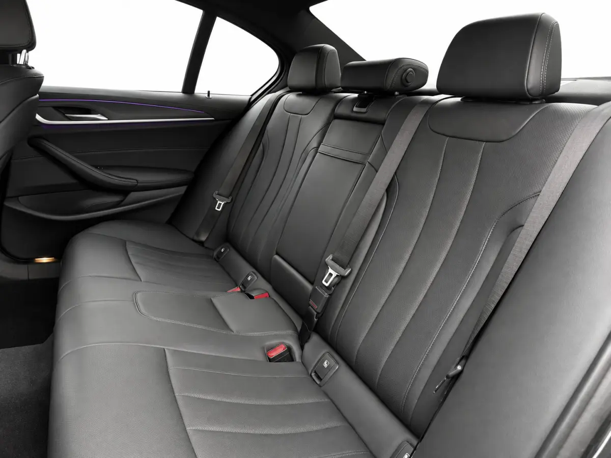 545e xDrive M-Sport | Trekhaak | 19 inch | Camera | ACC | Carplay | Dealer onderhouden | Stuurwiel verwarmd