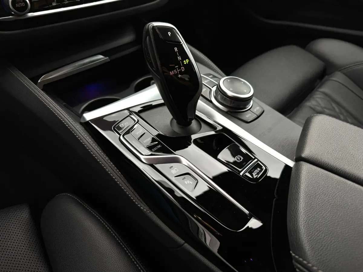 545e xDrive M-Sport | Trekhaak | 19 inch | Camera | ACC | Carplay | Dealer onderhouden | Stuurwiel verwarmd