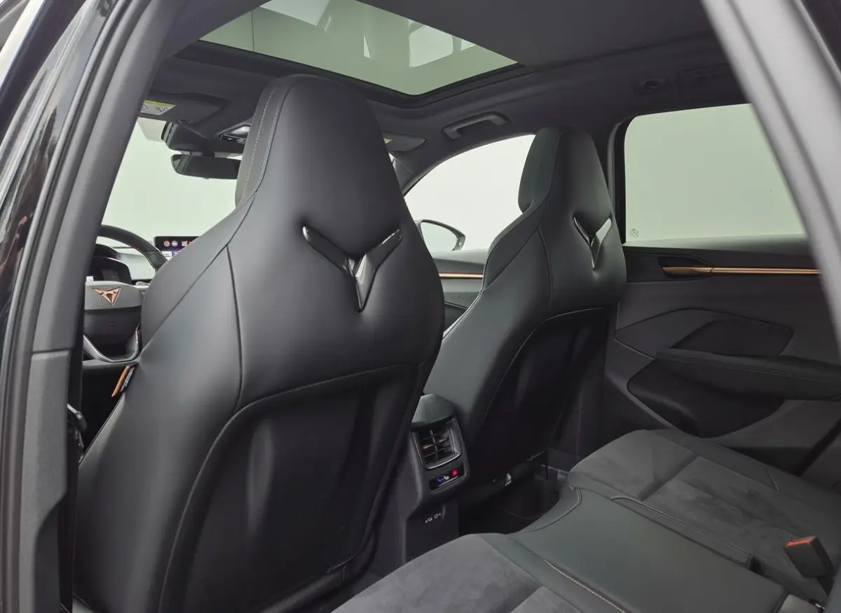 1.5 TSI e-Hybrid VZ Performance | Pano | Trekhaak | 360 camera | ACC | Elektrisch verstelbare stoelen | Head-up display