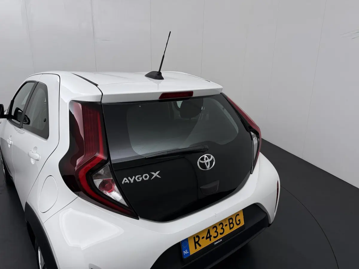 1.0 VVT-i MT Play | Parkeercamera | Apple Carplay/Android Auto |