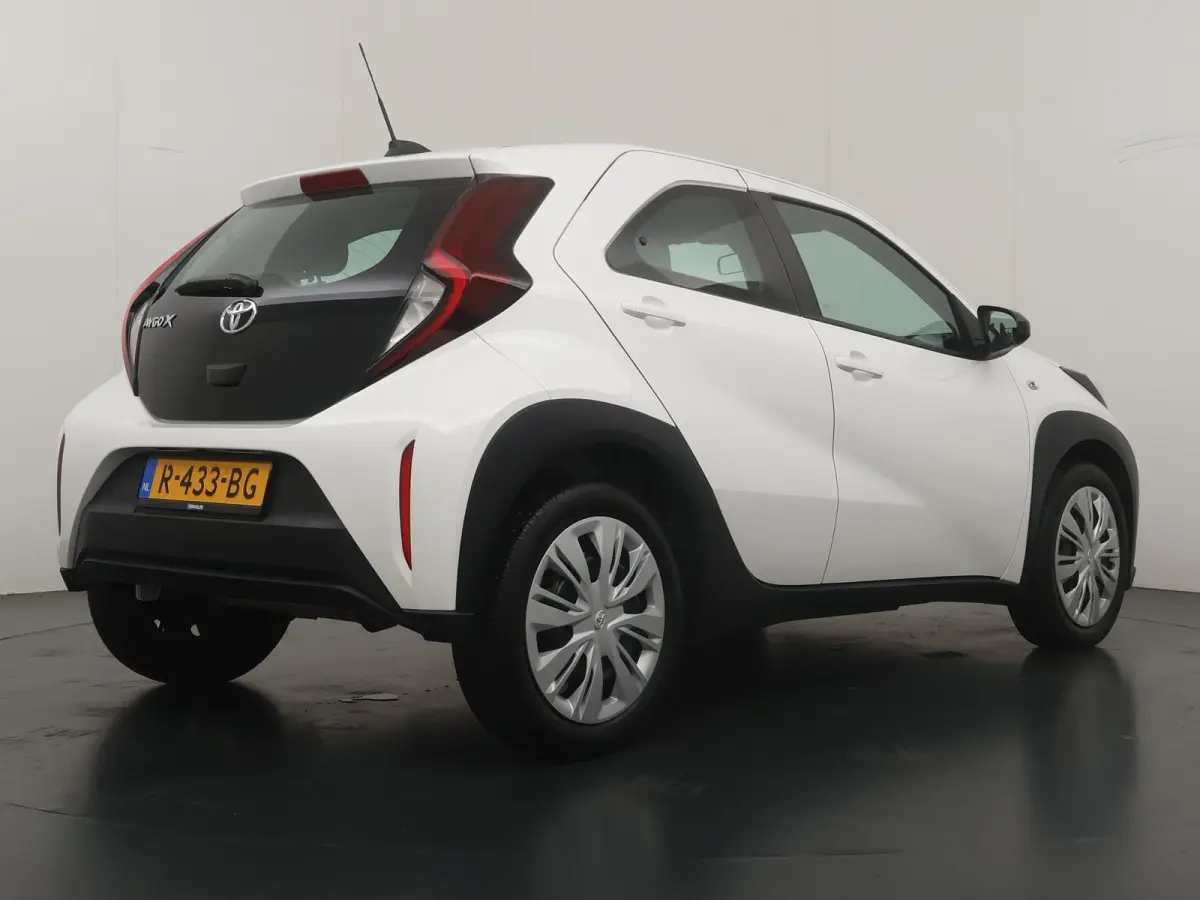 1.0 VVT-i MT Play | Parkeercamera | Apple Carplay/Android Auto |
