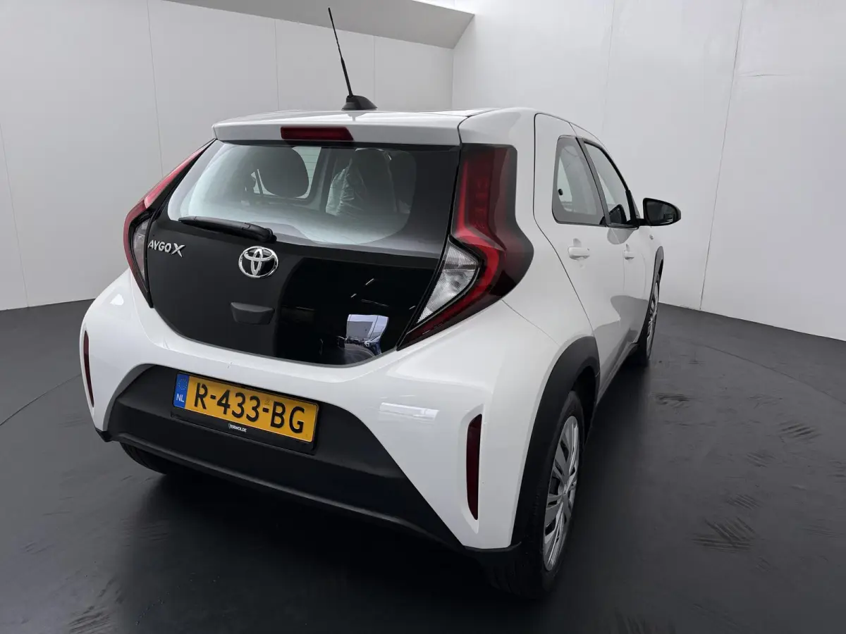 1.0 VVT-i MT Play | Parkeercamera | Apple Carplay/Android Auto |