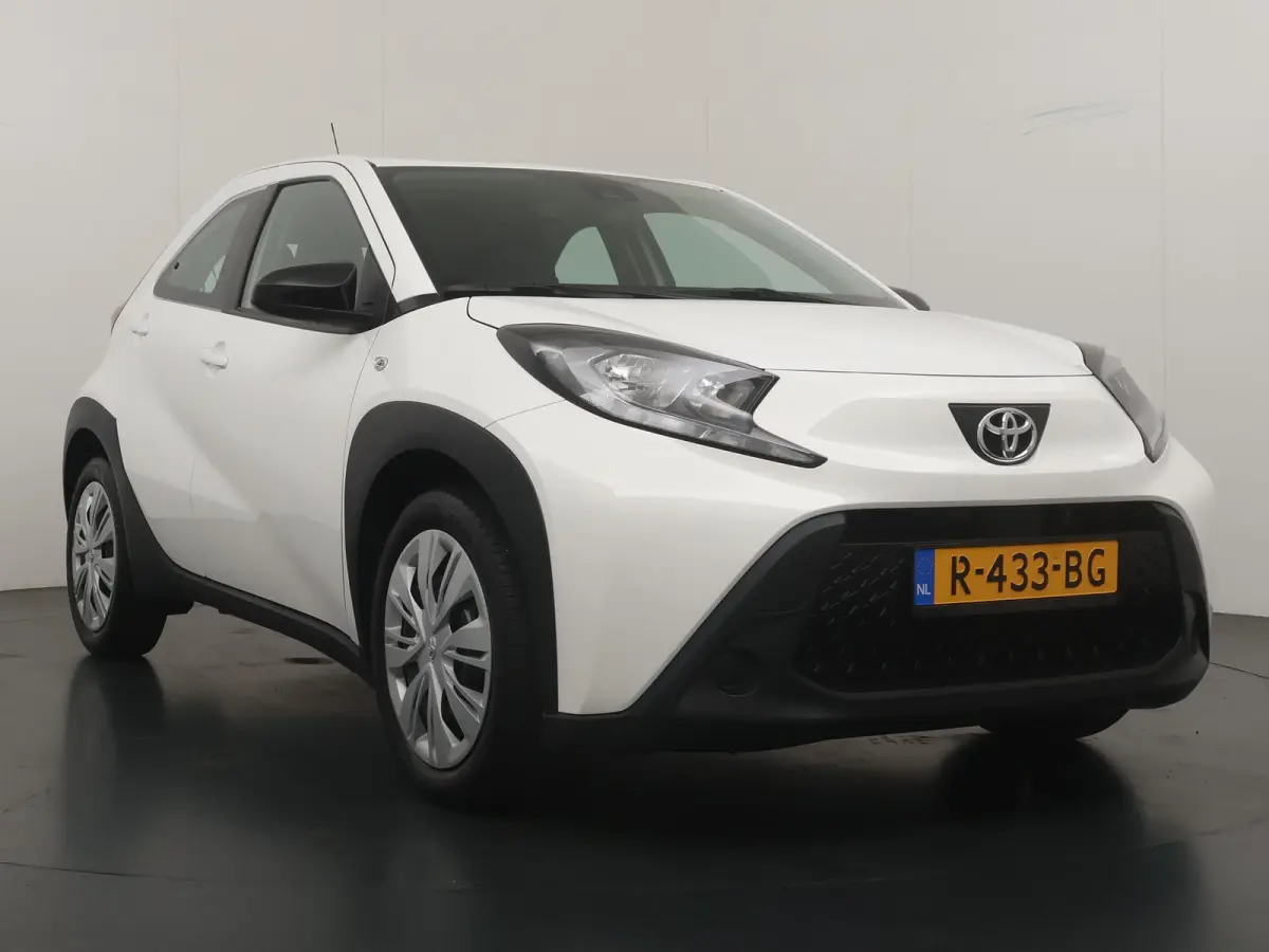 1.0 VVT-i MT Play | Parkeercamera | Apple Carplay/Android Auto |