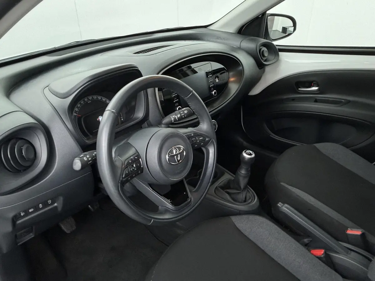1.0 VVT-i MT Play | Parkeercamera | Apple Carplay/Android Auto |